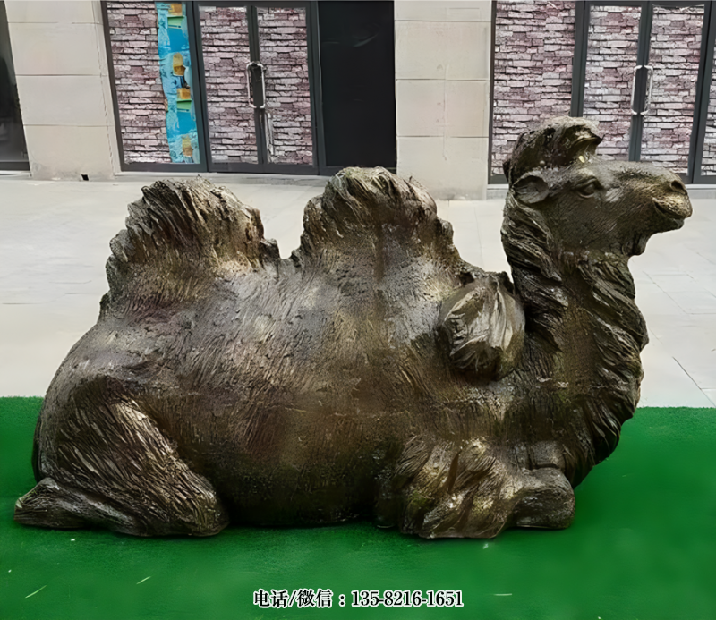 公园动物摆件玻璃钢仿铜一只窝着骆驼雕塑 公园动物摆件玻璃钢仿铜一只窝着骆驼雕塑